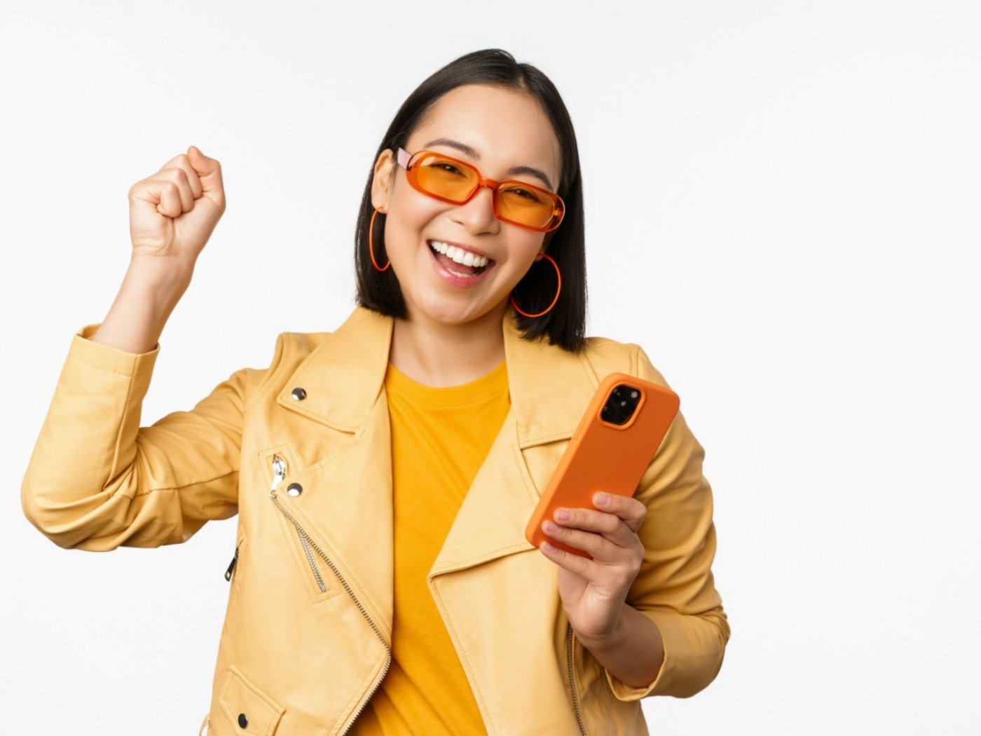 Clienta celebrando tras financiar su celular con Todo a Crédito